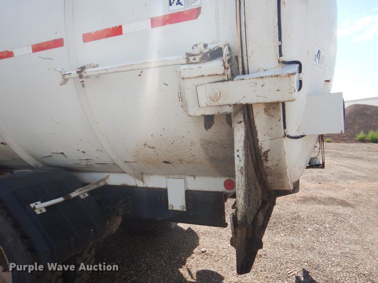 image for item HO9852 2000 International 4900  refuse truck