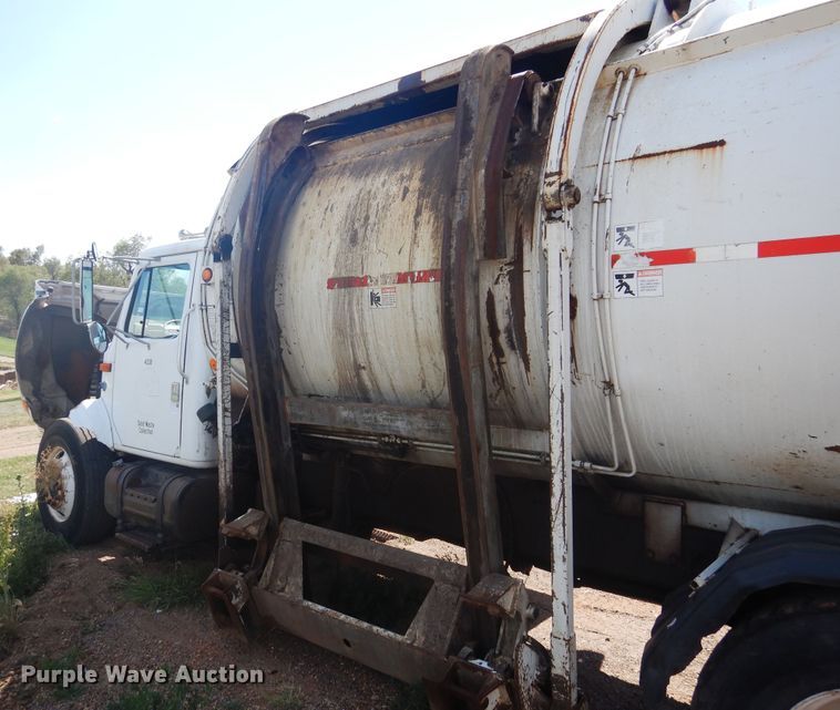 image for item HO9852 2000 International 4900  refuse truck