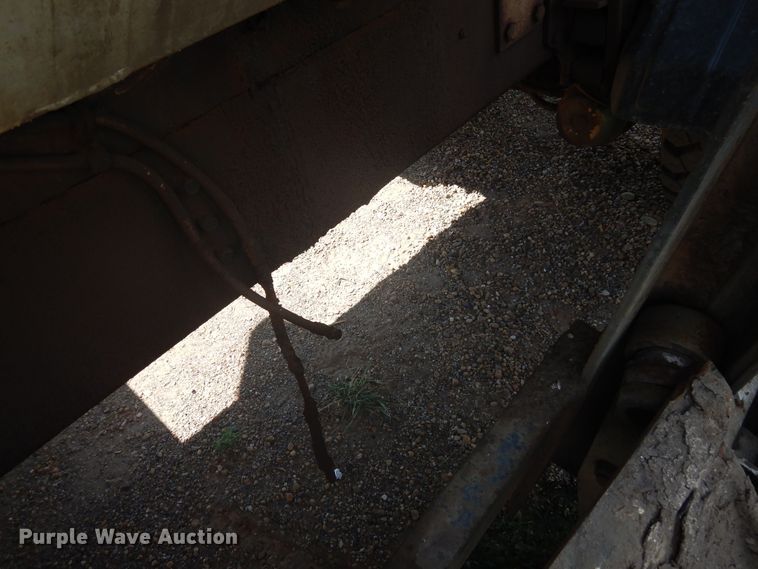 image for item HO9852 2000 International 4900  refuse truck