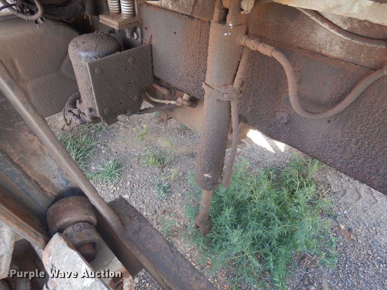 image for item HO9852 2000 International 4900  refuse truck