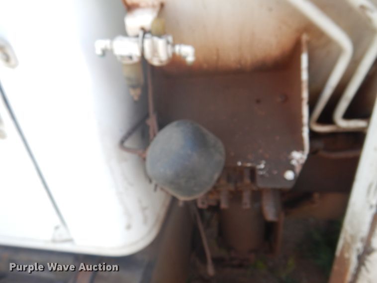 image for item HO9852 2000 International 4900  refuse truck