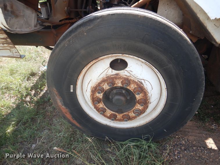 image for item HO9852 2000 International 4900  refuse truck