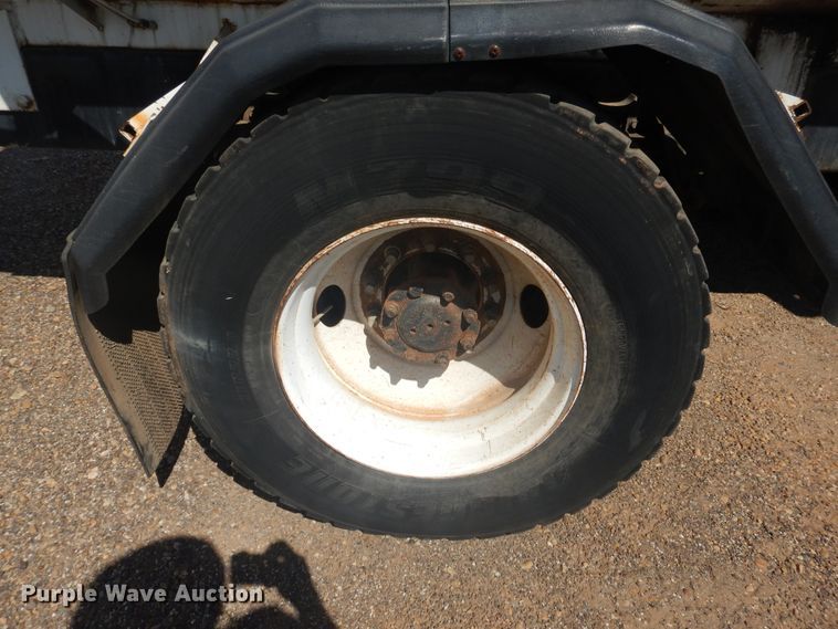 image for item HO9852 2000 International 4900  refuse truck