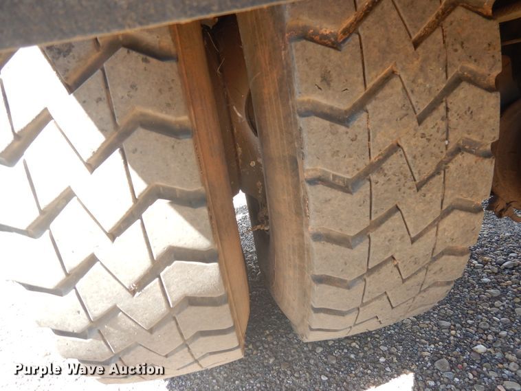 image for item HO9852 2000 International 4900  refuse truck