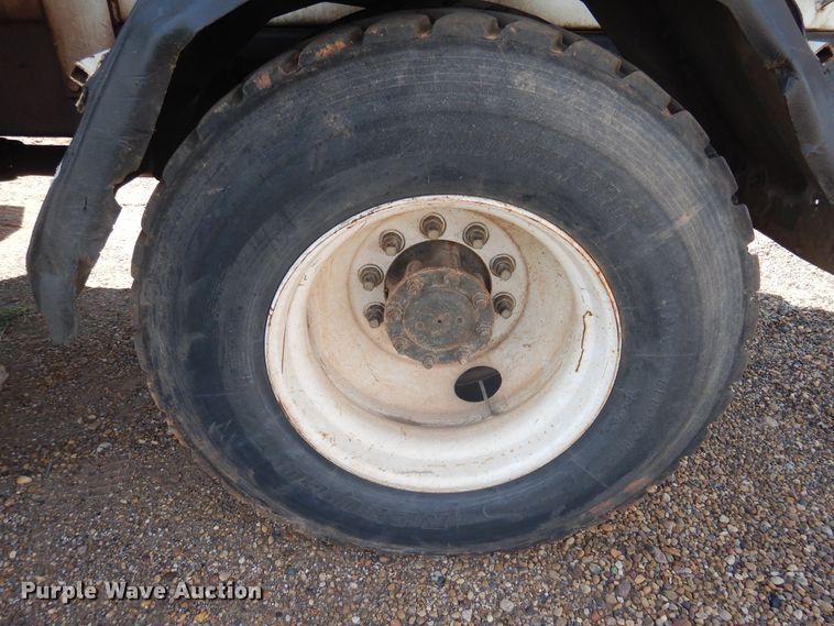 image for item HO9852 2000 International 4900  refuse truck