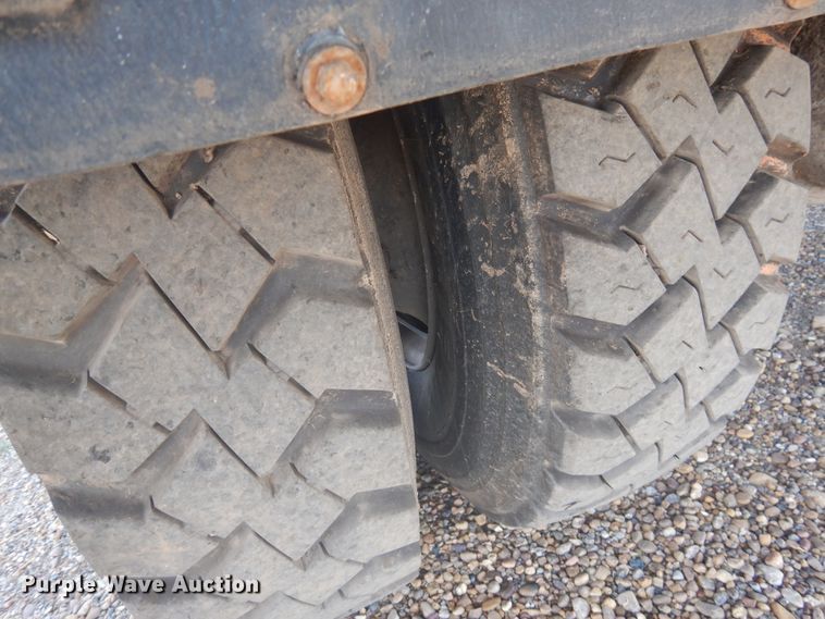 image for item HO9852 2000 International 4900  refuse truck