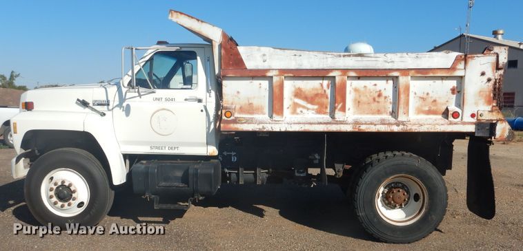 image for item HO9853 1994 Ford F800  dump truck