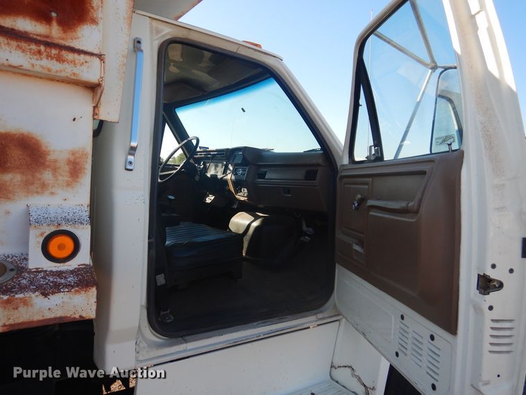 image for item HO9853 1994 Ford F800  dump truck
