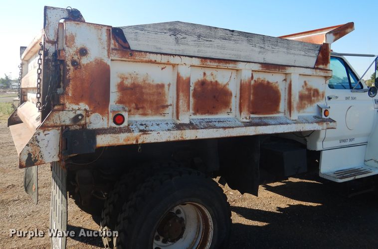 image for item HO9853 1994 Ford F800  dump truck
