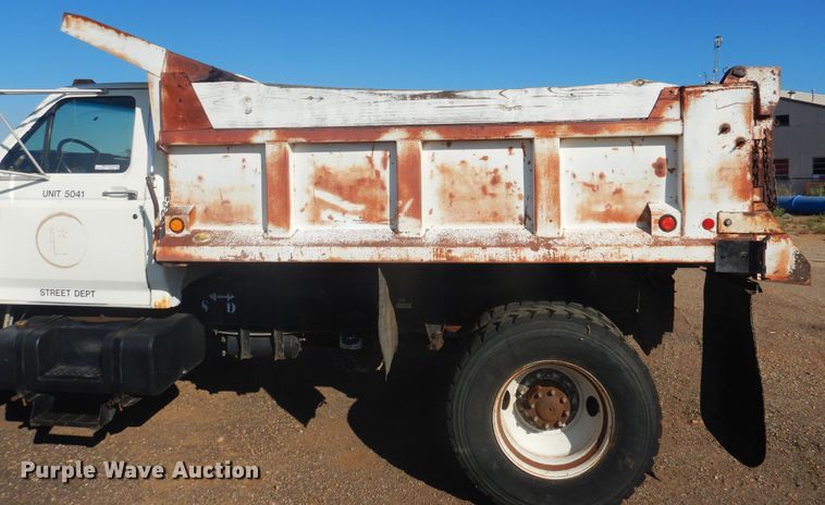 image for item HO9853 1994 Ford F800  dump truck