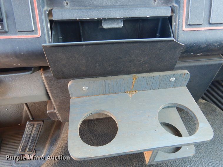 image for item HO9869 1988 Ford Cargo 7000  command center rescue truck