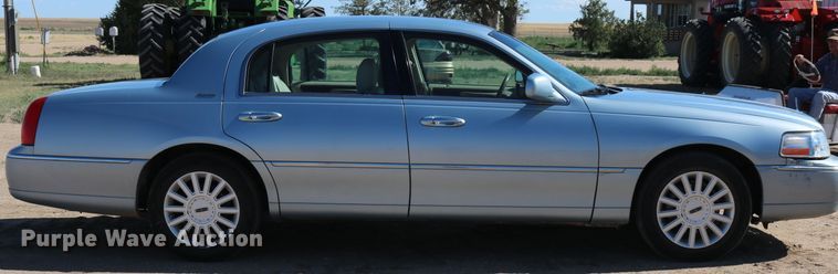 image for item DD5400 2005 Lincoln Town Car