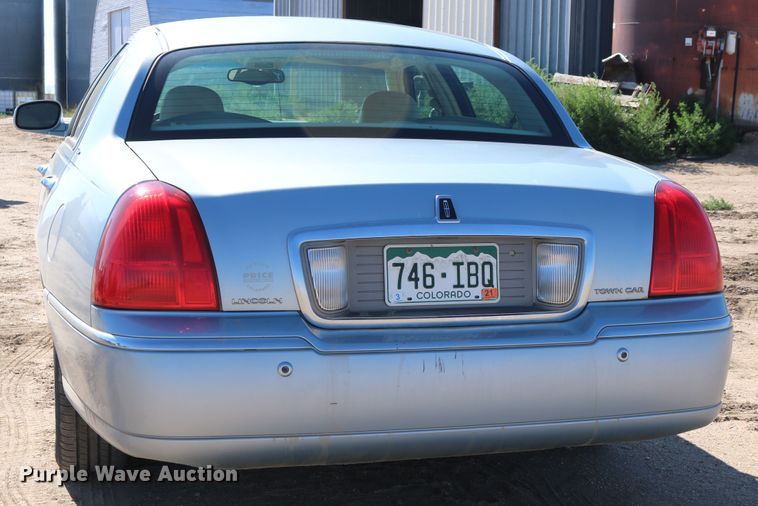 image for item DD5400 2005 Lincoln Town Car