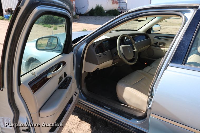 image for item DD5400 2005 Lincoln Town Car