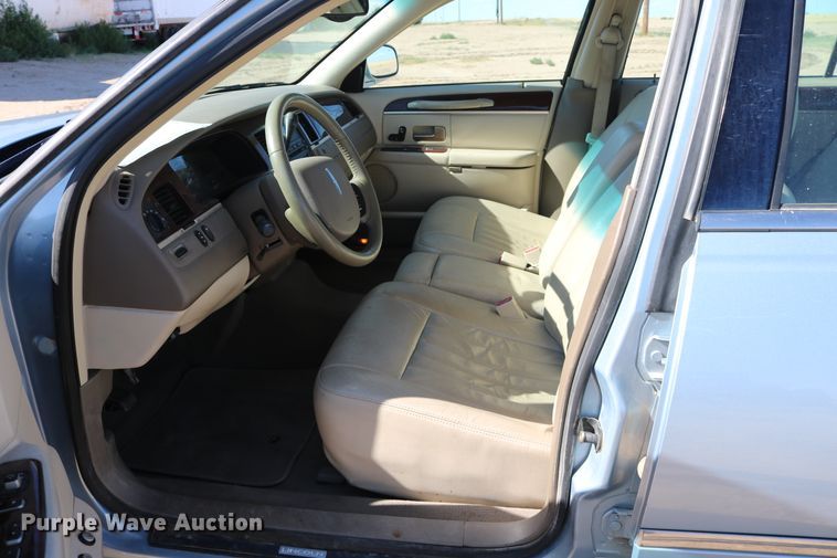 image for item DD5400 2005 Lincoln Town Car