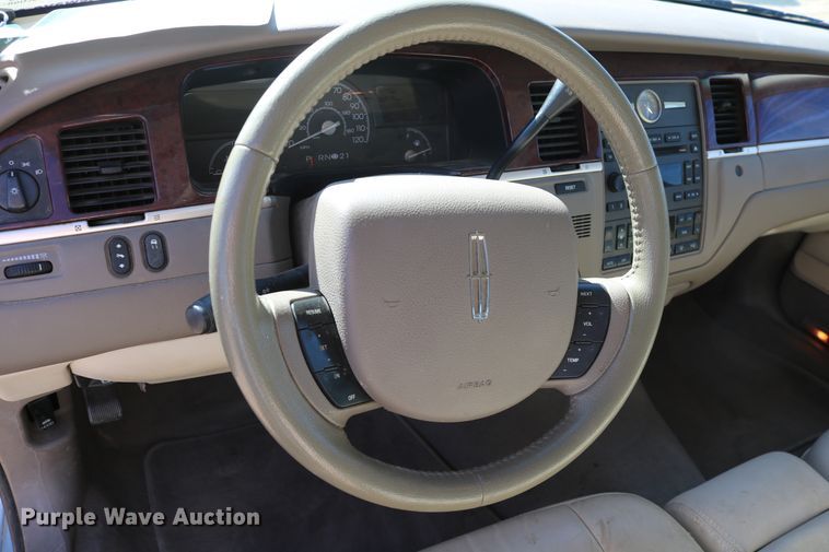 image for item DD5400 2005 Lincoln Town Car