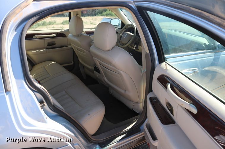 image for item DD5400 2005 Lincoln Town Car