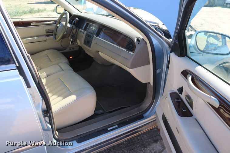 image for item DD5400 2005 Lincoln Town Car