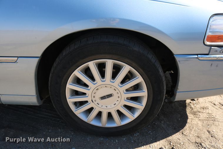 image for item DD5400 2005 Lincoln Town Car