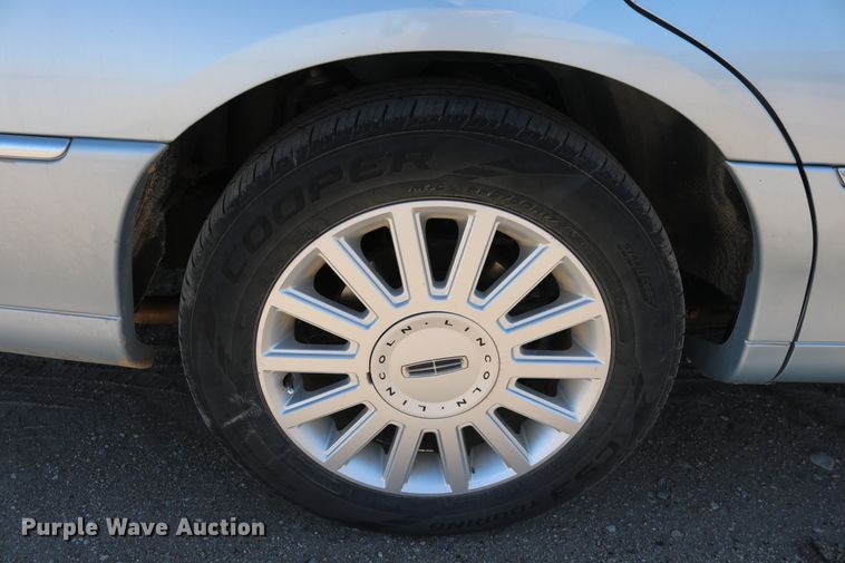 image for item DD5400 2005 Lincoln Town Car