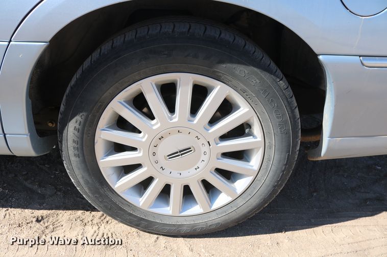 image for item DD5400 2005 Lincoln Town Car