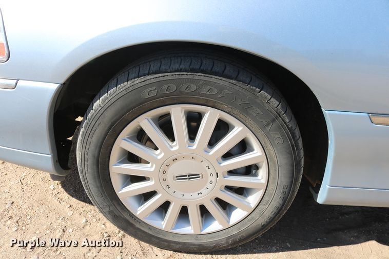 image for item DD5400 2005 Lincoln Town Car