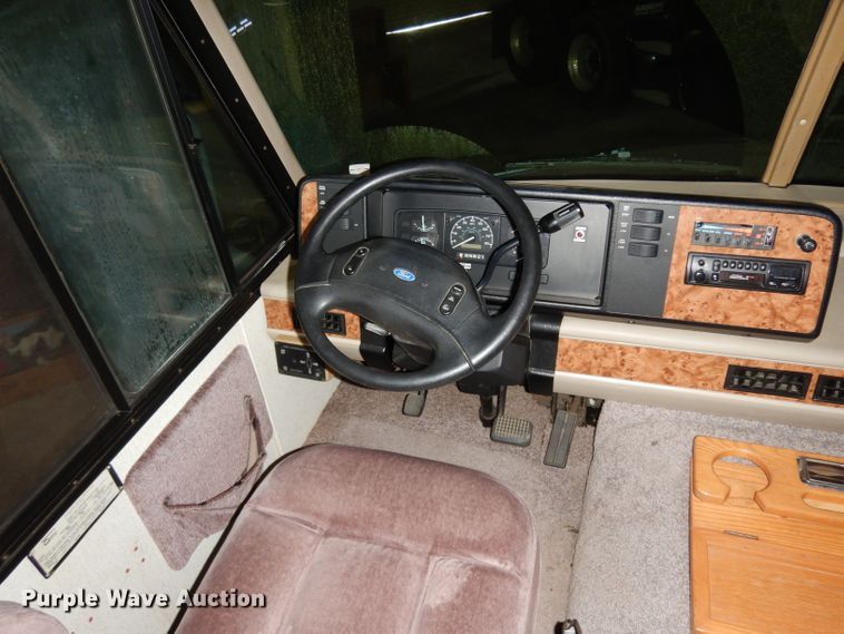 image for item DG6879 1994 Winnebago WCG32RQ  RV