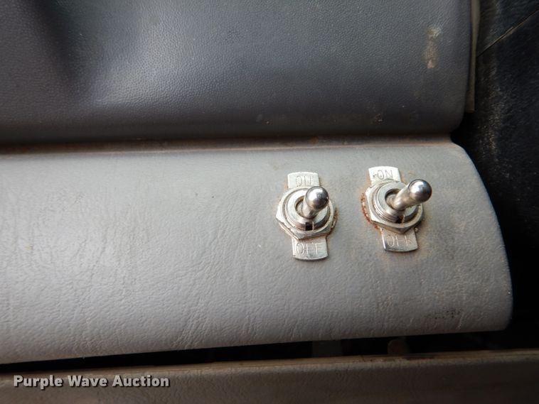 image for item DG6881 2001 Ford F550 Super Duty  flatbed truck