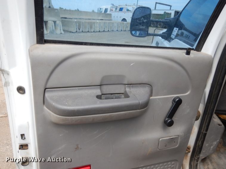 image for item DG6881 2001 Ford F550 Super Duty  flatbed truck