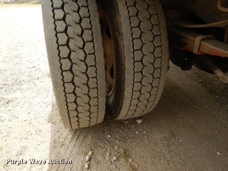 image for item DG6881 2001 Ford F550 Super Duty  flatbed truck