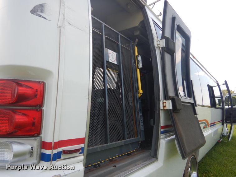 image for item DH5156 2009 International 3200  shuttle bus