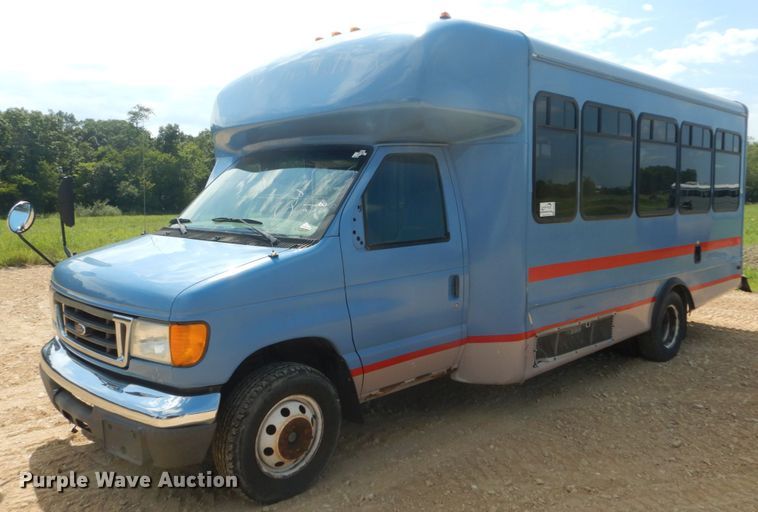 image for item DH5158 2004 Ford E450  shuttle bus