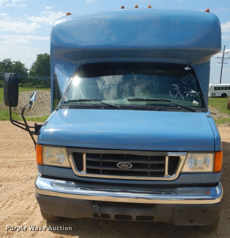 image for item DH5158 2004 Ford E450  shuttle bus
