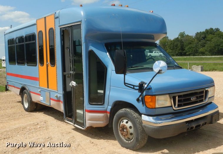 image for item DH5158 2004 Ford E450  shuttle bus