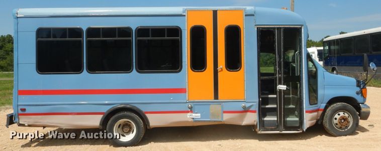 image for item DH5158 2004 Ford E450  shuttle bus