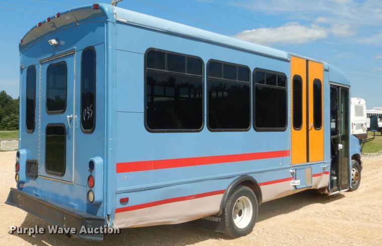 image for item DH5158 2004 Ford E450  shuttle bus