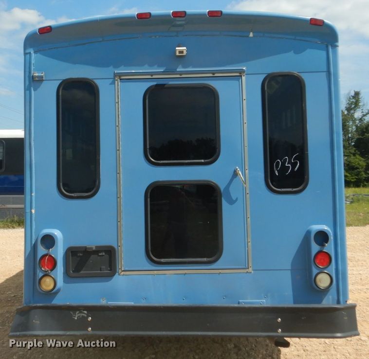 image for item DH5158 2004 Ford E450  shuttle bus