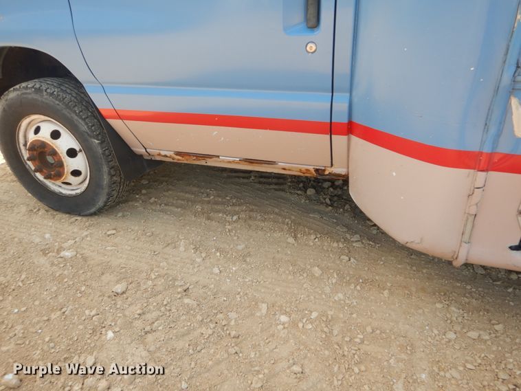 image for item DH5158 2004 Ford E450  shuttle bus