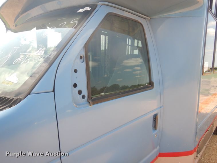 image for item DH5158 2004 Ford E450  shuttle bus