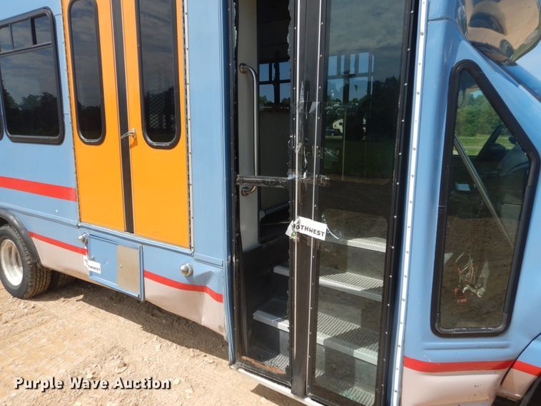 image for item DH5158 2004 Ford E450  shuttle bus