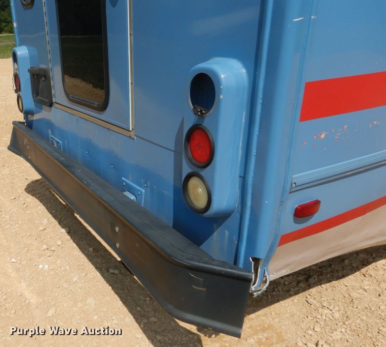 image for item DH5158 2004 Ford E450  shuttle bus