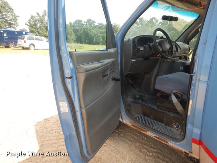 image for item DH5158 2004 Ford E450  shuttle bus