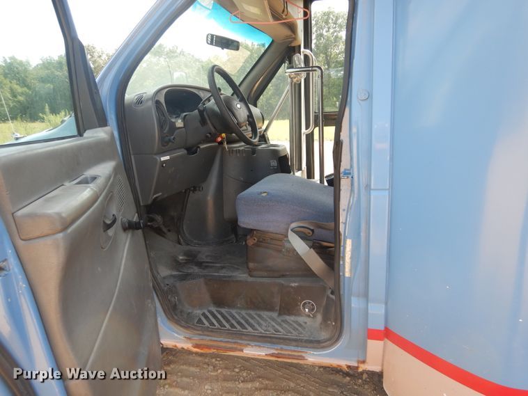 image for item DH5158 2004 Ford E450  shuttle bus