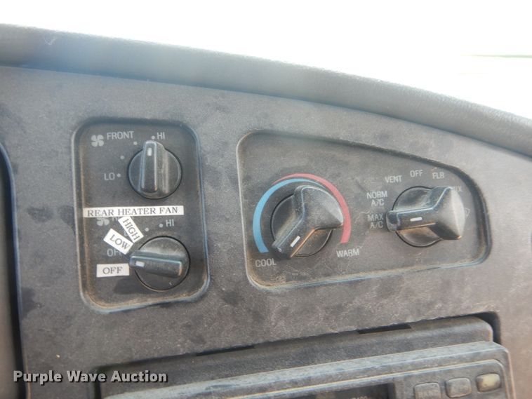 image for item DH5158 2004 Ford E450  shuttle bus