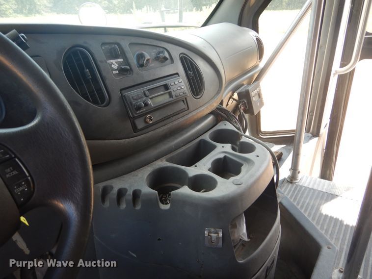 image for item DH5158 2004 Ford E450  shuttle bus