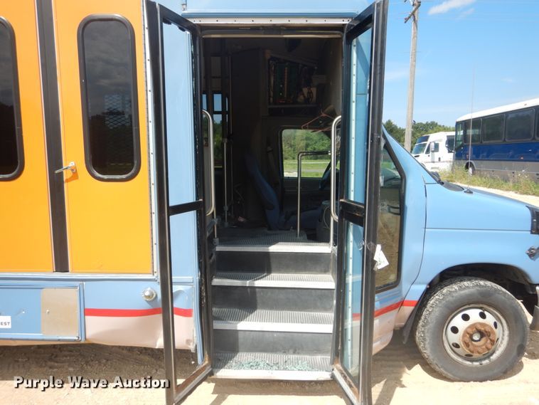 image for item DH5158 2004 Ford E450  shuttle bus