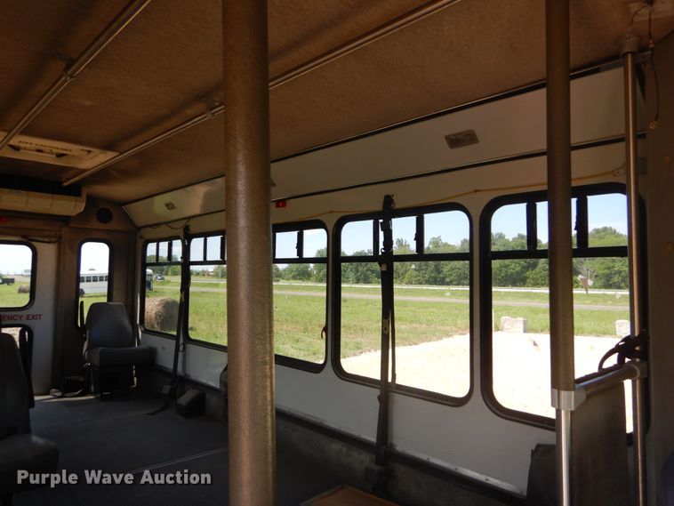 image for item DH5158 2004 Ford E450  shuttle bus