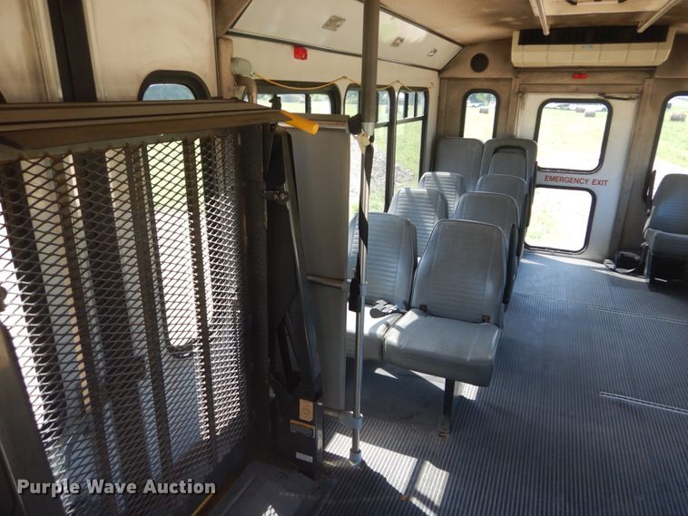 image for item DH5158 2004 Ford E450  shuttle bus