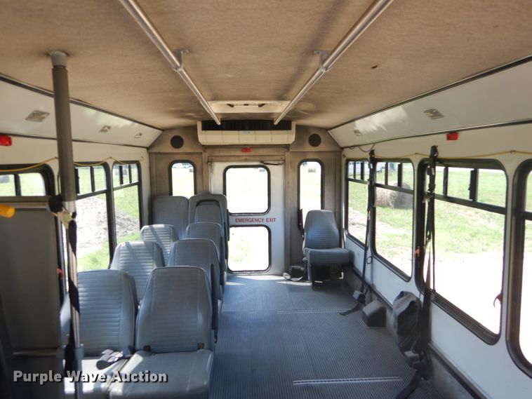 image for item DH5158 2004 Ford E450  shuttle bus