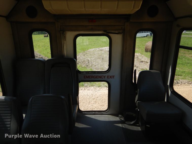 image for item DH5158 2004 Ford E450  shuttle bus